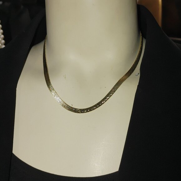 Vintage Gold Tone Diamond Cut Herringbone Necklace Lobster Clasp 16 inches - Picture 4 of 10